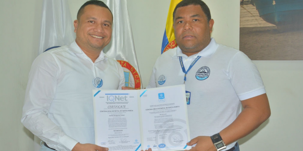 El contralor Distrital, Edilson Palacio, recibió la certificación. 