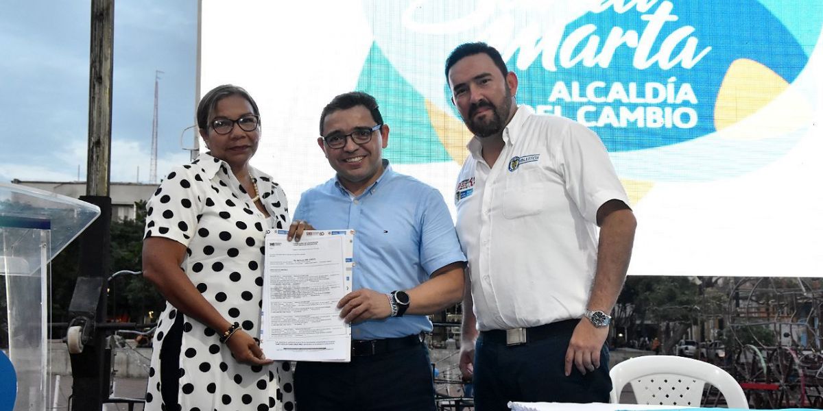 Alcaldía de Santa Marta El alcalde de Santa Marta, Rafael Martínez, entregó los títulos a los beneficiados.