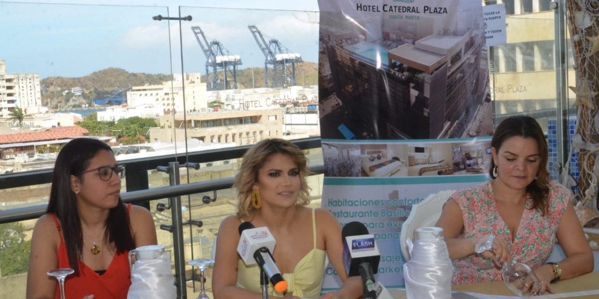 Rueda de prensa en Santa Marta con Adriana Lucía