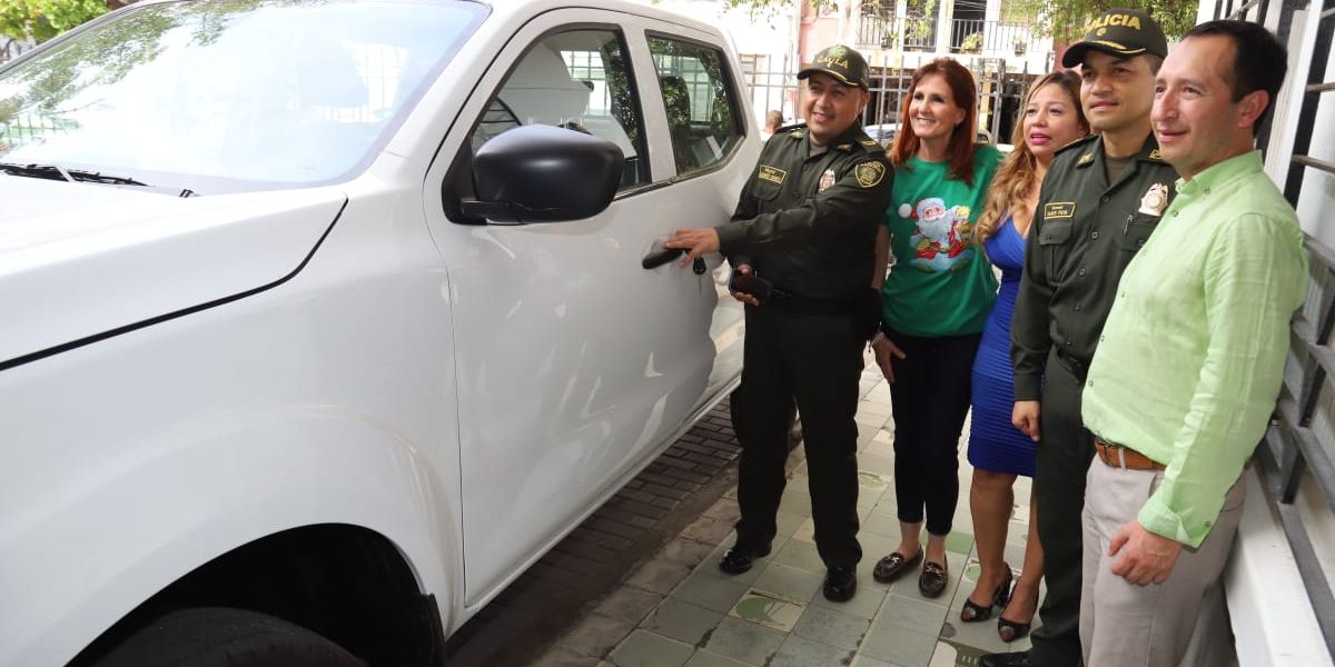 Twitter @cotes_rosa Entrega de camionetas