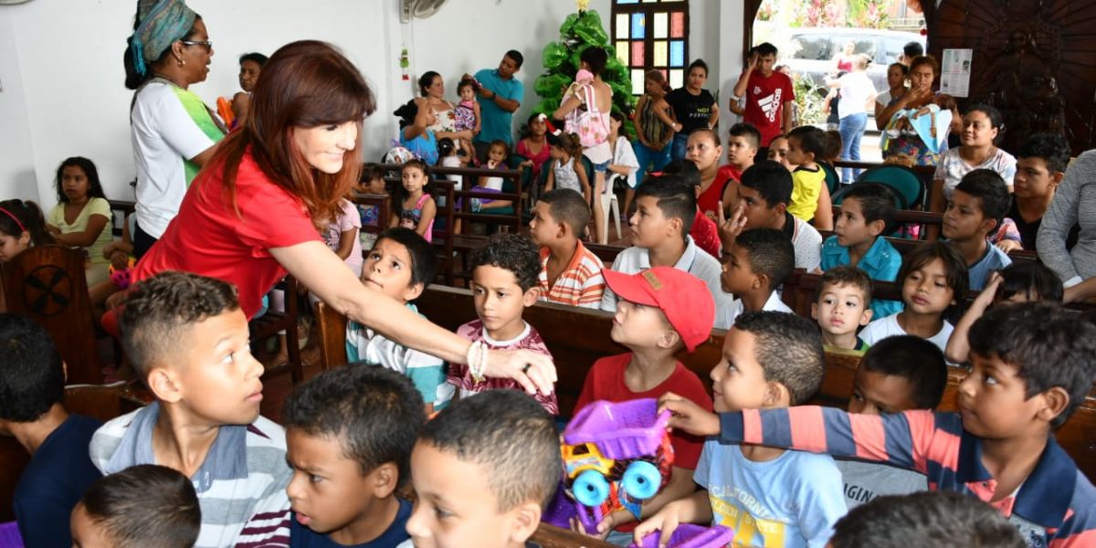 La Gobernadora Rosa Cotes llegó con la caravana de 'la felicidad' a Santa Marta.