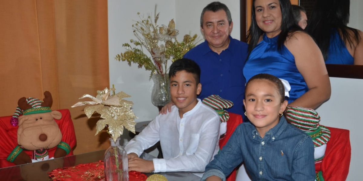 Omar García, su esposa, Maciel López Rosado y sus hijos Juan Gabriel y María José 