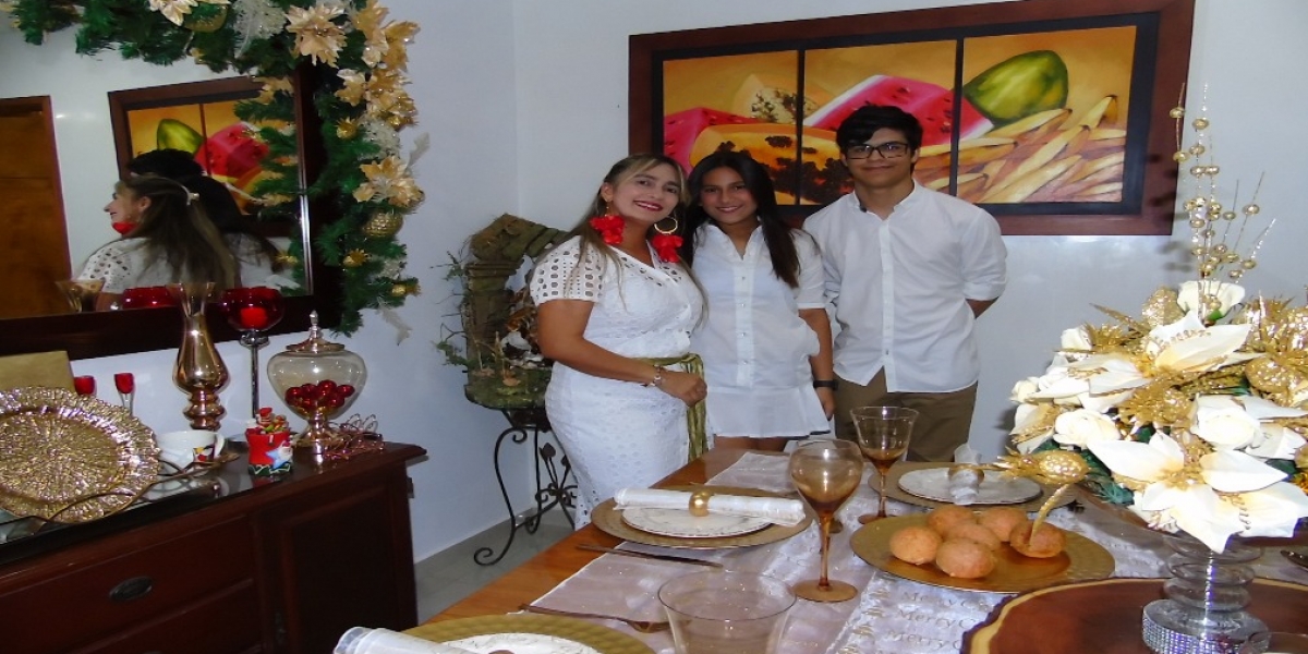 Óscar Mejía-Seguimiento La diseñadora Pilar Espina y sus hijos Marcela y Javier Mauricio