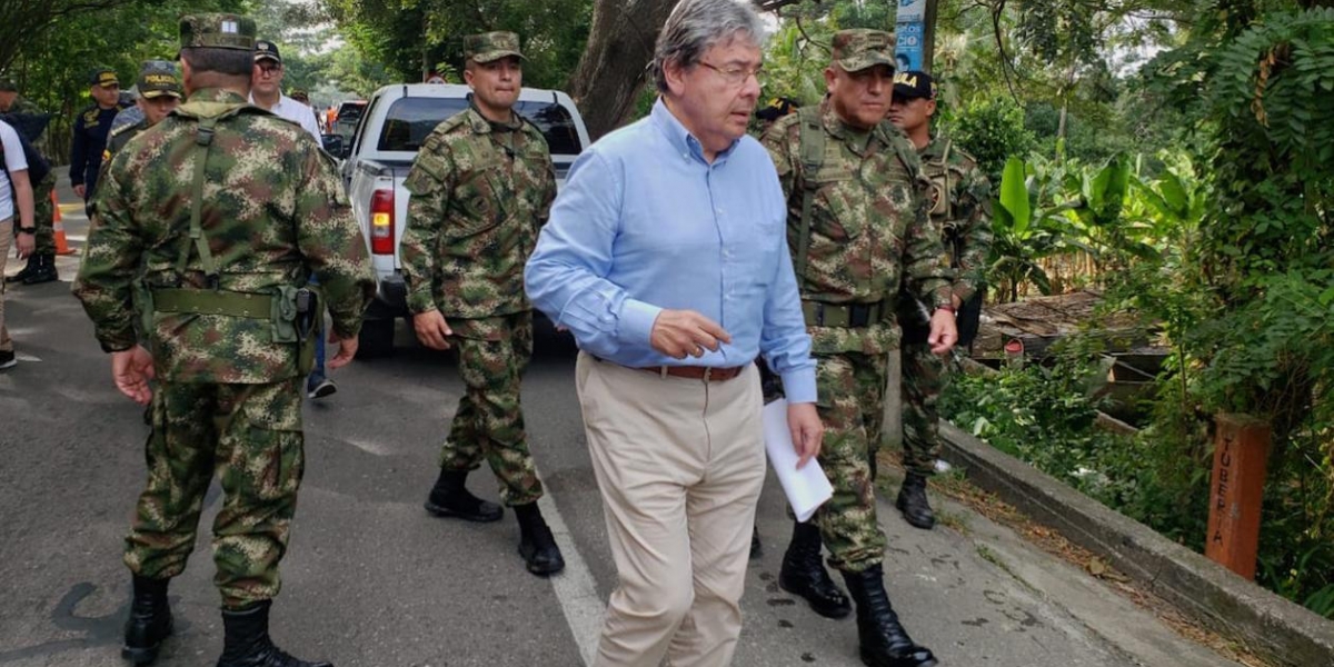 Zonacero.com El Ministro visitó junto con los Comandantes de la Fuerza Pública de la zona la vía Riohacha - Santa Marta.
