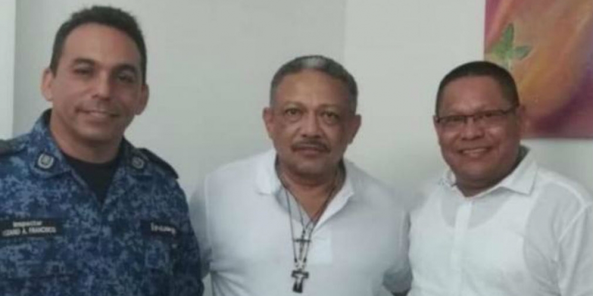 Manuel Cadrazco (en el medio, con una cruz), se posesionó como alcalde de San Benito Abad, Sucre.