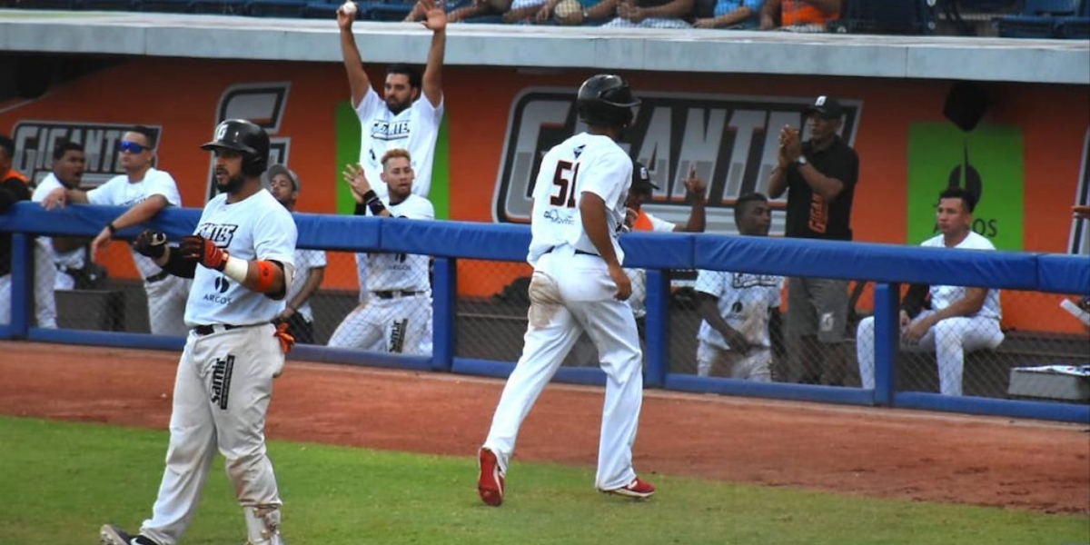 Zona Cero Jugadores de Gigantes celebran un batazo.