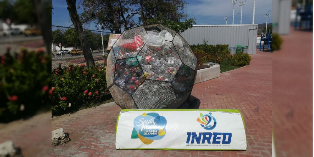 Balón lleno de botellas de plástico.