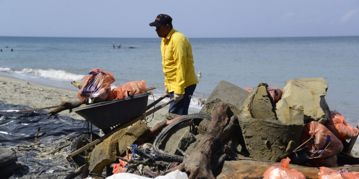 Colchones, partes de vehículos y electrodomésticos fueron retirados de las playas