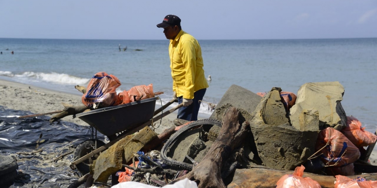 Essmar Colchones, partes de vehículos y electrodomésticos fueron retirados de las playas