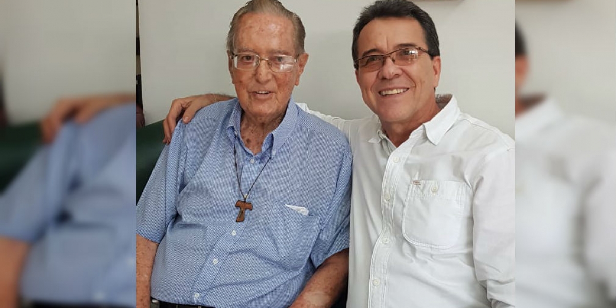 El docente Hugo Orozco, en compañía de Fray Gustavo Trujillo (q.e.p.d.)