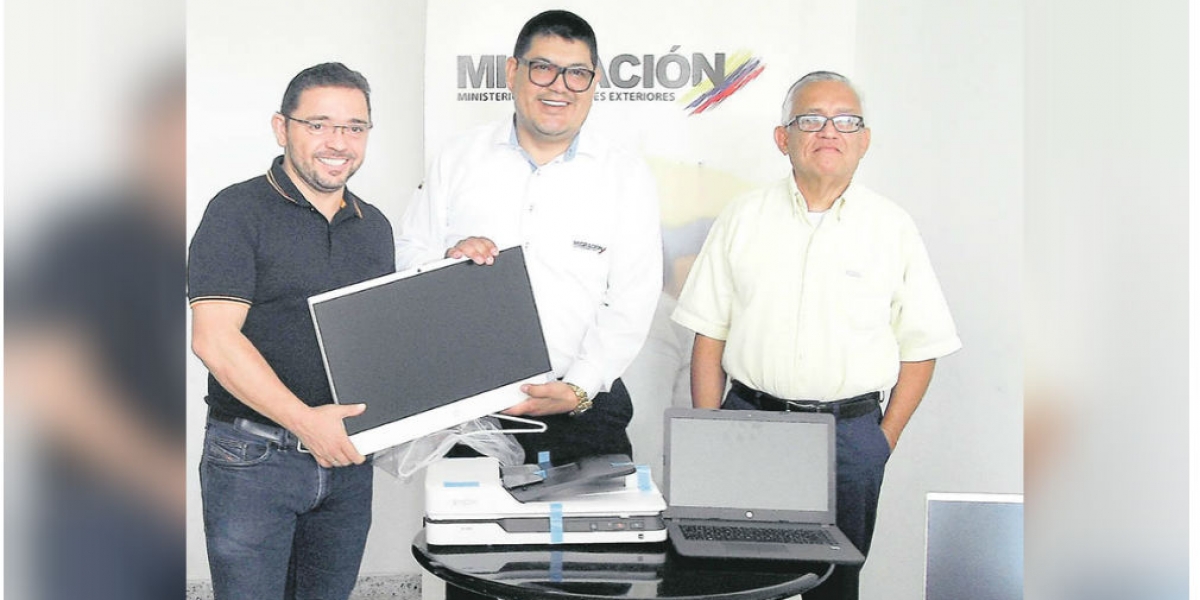 La Alcaldía le ha entregado equipos tecnológicos a Migración Colombia para mejorar sus capacidades. 