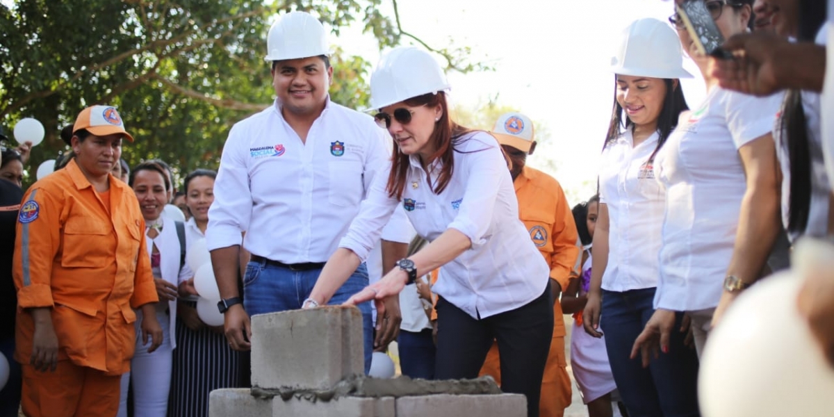 Gobernación del Magdalena La Gobernadora puso la primera piedra de los parques.