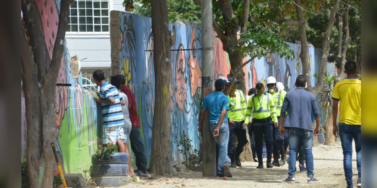 Seguimiento.co Muro en demolición por funcionarios de la Udep