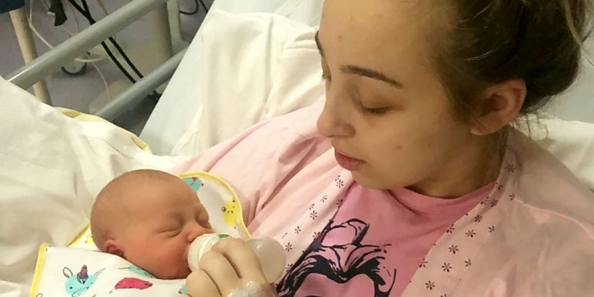 SWNS Joven madre y su hija. La mujer no supo que estaba embarazada, hasta que dio a luz estando en coma.