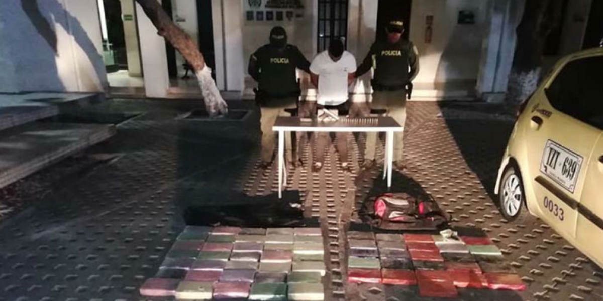 Policía Metropolitana de Santa Marta Yardon Silva Domínguez, conductor de taxi capturado con cocaina y una pistola 9 milimetros