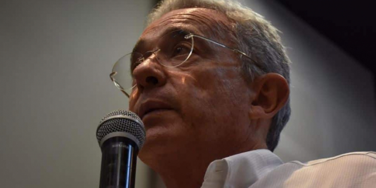 @CeDemocratico Álvaro Uribe.