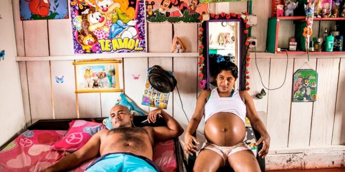 Cortesía Yorladis, sentada en su habitación con la camiseta medio levantada.