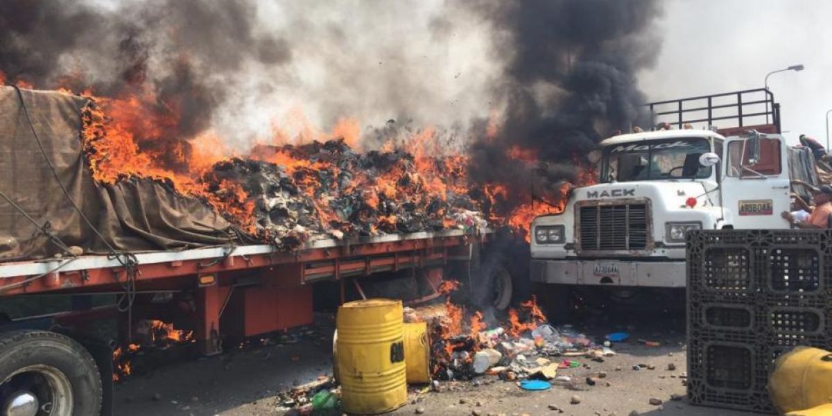 Camión con ayuda humanitaria quemado en la frontera. 