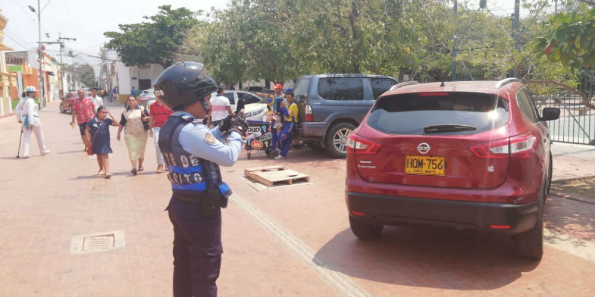 Cortesía Cerca de 12 conductores fueron sancionados por mal parqueo al frente del Hugo J. Bermúdez.