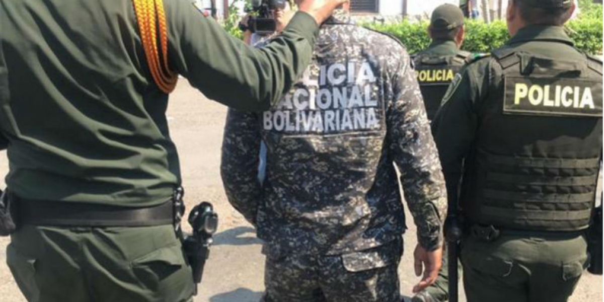 Cortesía Policías colombianos acompañando a venezolanos