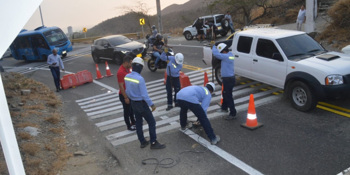 Oscar Mejía / Seguimiento.co Desde tempranas horas el Distrito comenzó el retiro de los resaltos.