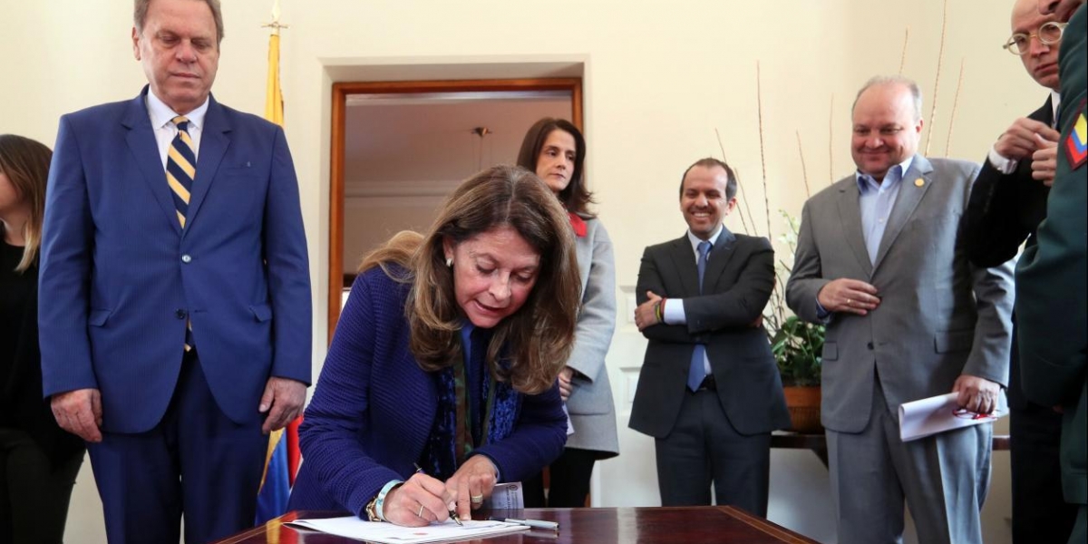 La vicepresidente Marta Lucía Ramírez firma el pacto ante la vista de varios dirigentes deportivos. 