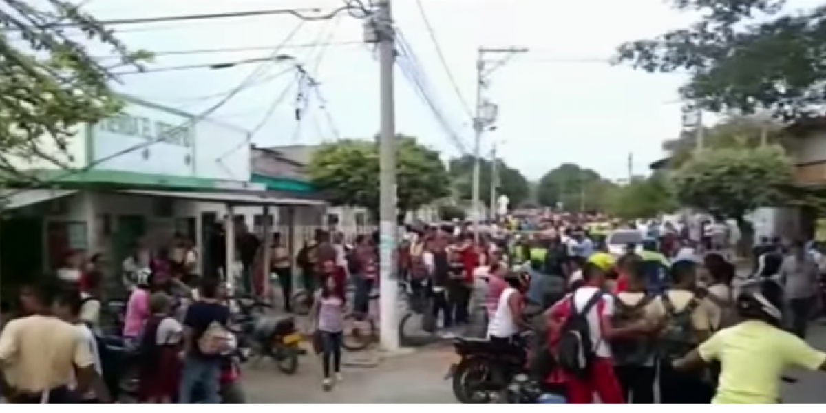 Captura de pantalla Noticias Caracol Atacan a mujer afuera del colegio cuando dejaba a su hijo