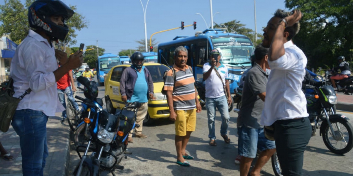 Pelea entre motociclista y taxista en la calle 30.