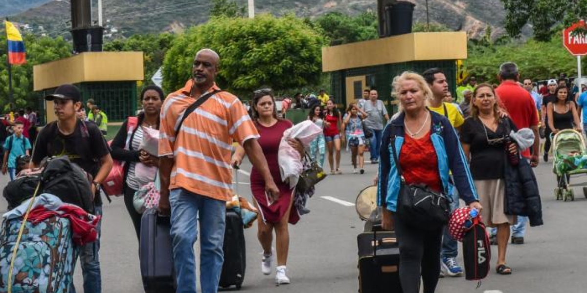 La dificil situacion que viven en su país los obliga a cruzar la frontera y buscar en Colombia un refugio. 