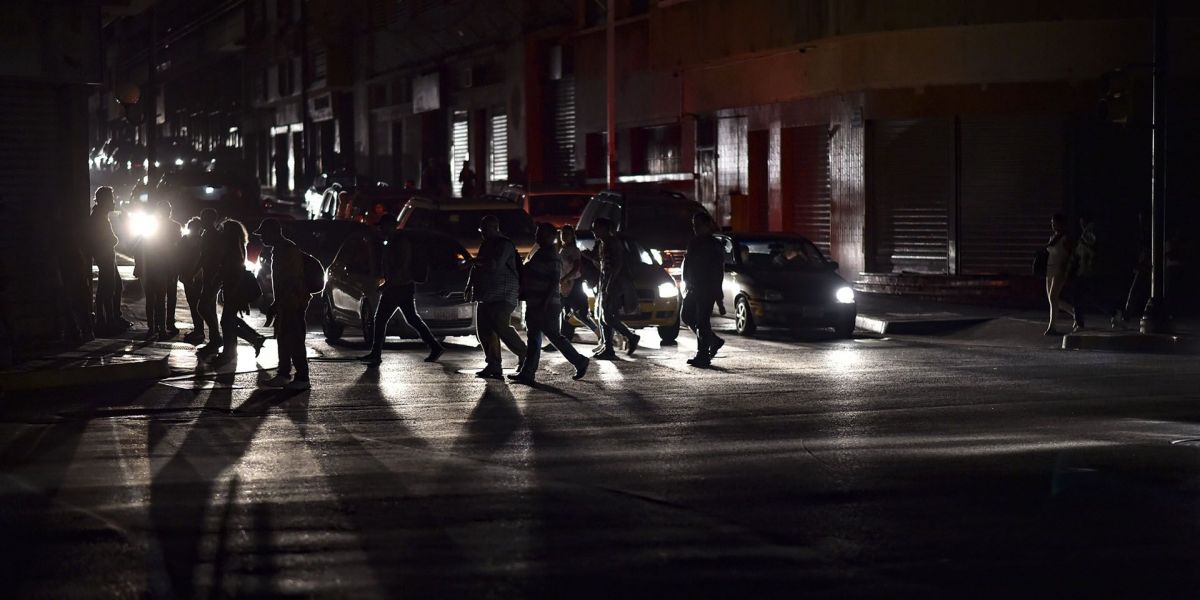 Panorama Medios de Venezuela informaron que ese país lleva cerca de 70 horas sin energía.