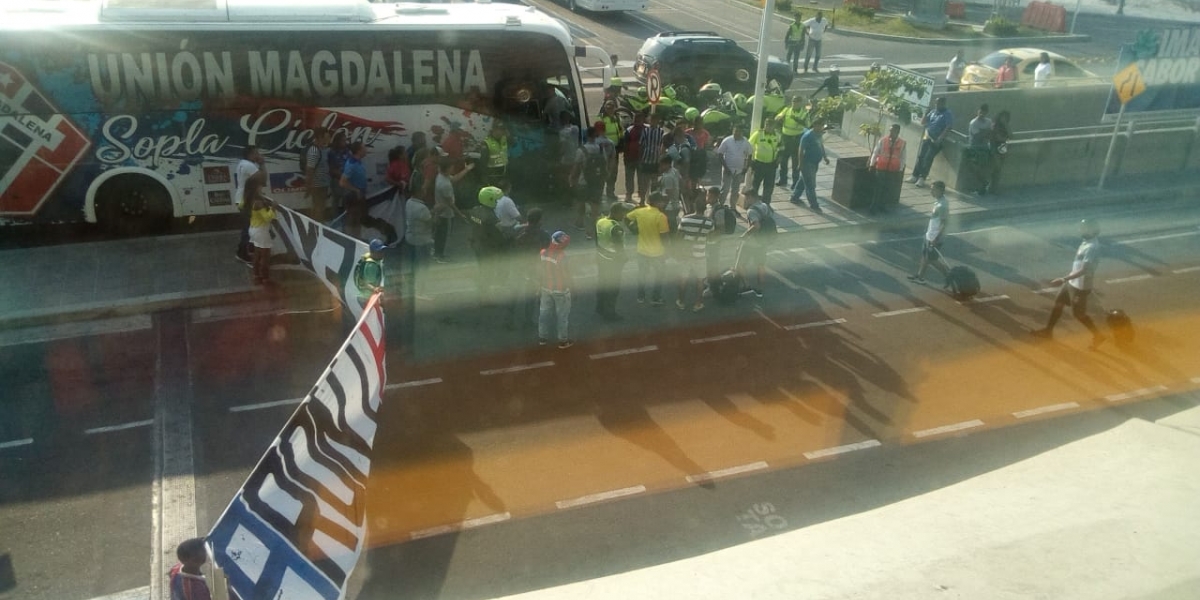 Cortesía La hinchada esperó a los jugadores en el aeropuerto y los reclamos terminaron en una batalla entre aficionados y jugadores.