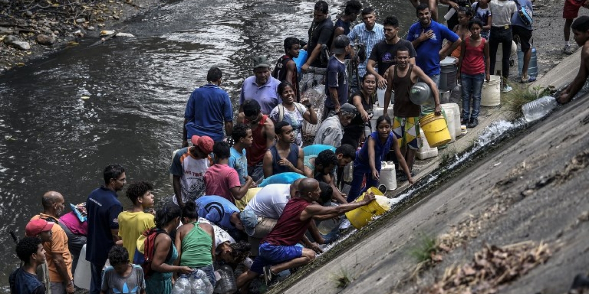 Decenas de venezolanos recurren al río para suplir sus necesidades de escasez de agua