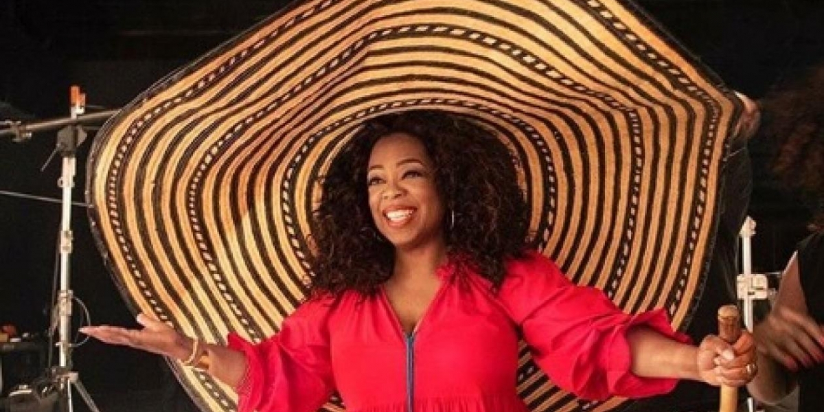 Oprah Winrey con el enorme sombrero vueltiao