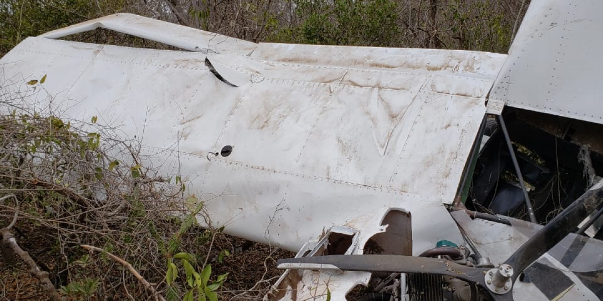 Cortesía La avioneta sufrió un accidente en el momento del despegue y fue abandonada con 157 paquetes de clorhidrato de cocaína en su interior.