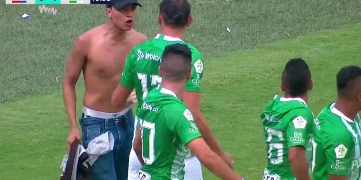 Pulzo- Pantallazo Win Sport Hincha irrumpe en plena celebración de gol