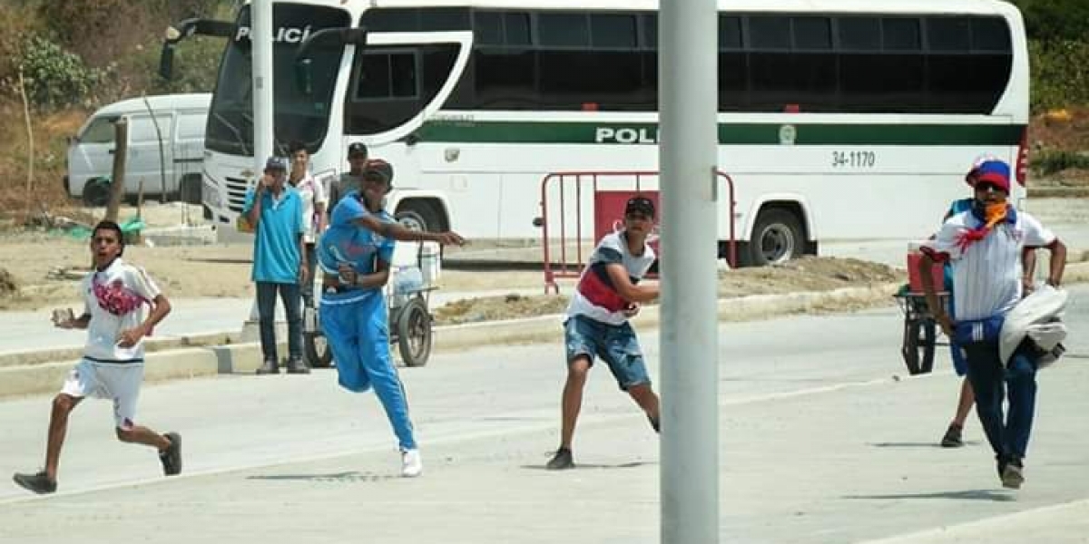 Enfrentamientos y hechos de intolerancia entre barras bravas a las afuera del estadio Sierra Nevada en Santa Marta