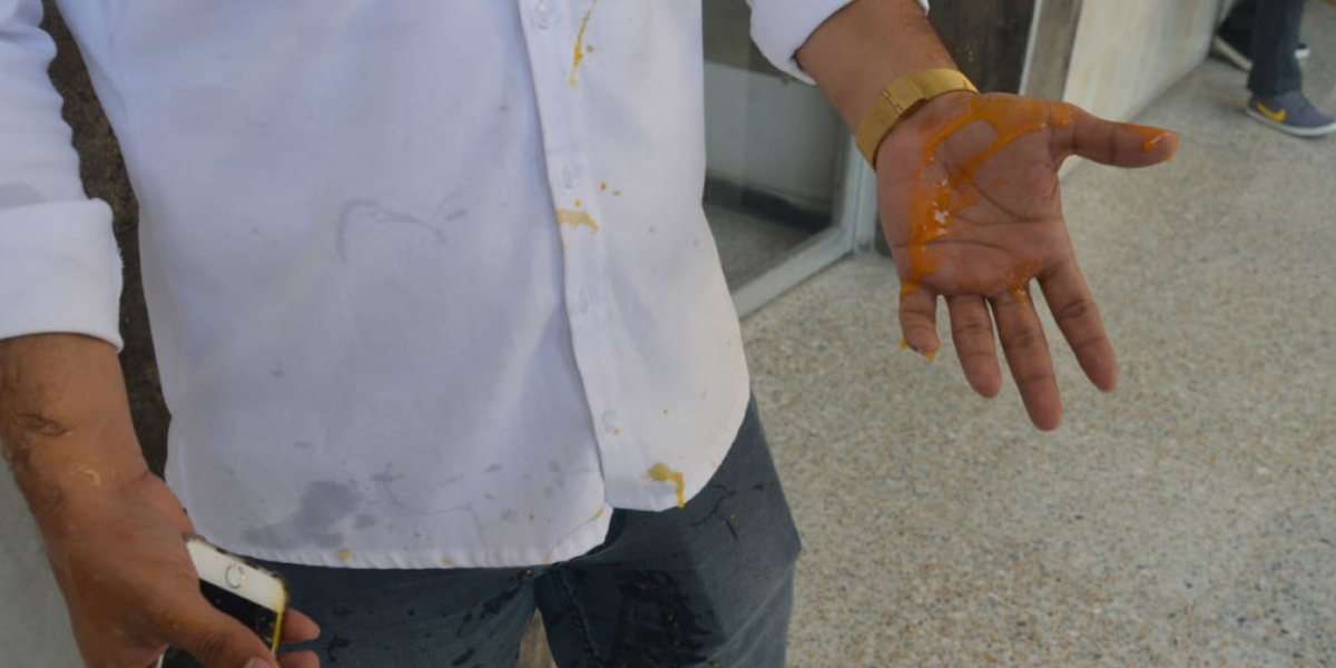 Óscar Mejía - Seguimiento.co El periodista Heyner Escobar resultó agredido con un huevo.