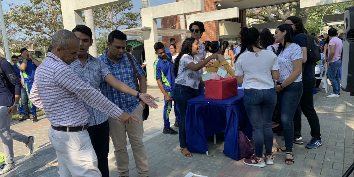 Durante la jornada los estudiantes de los Programas académicos de Derecho y Profesional en Deporte hicieron actividades pedagógicas.