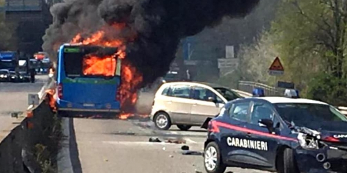 Chofer de bus escolar lo incendia para aparentemente quitarse la vida, en Italia