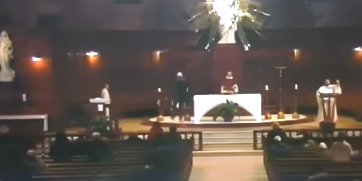 Sacerdote fue apuñalado en vivo mientras oficiaba misa
