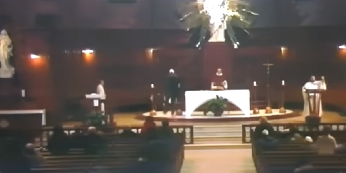 Captura de pantalla Youtube Sacerdote fue apuñalado en vivo mientras oficiaba misa