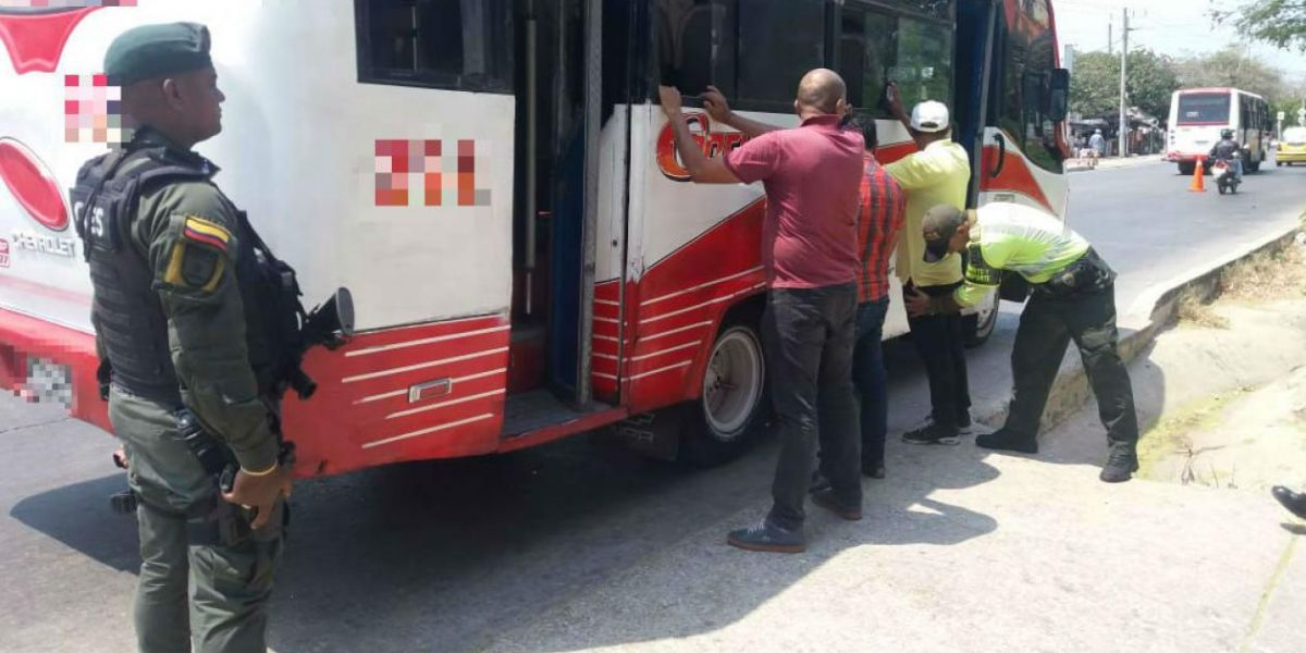 Zona Cero La Policía de Barranquilla está realizando operativos en los buses.