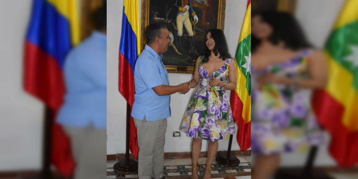 La artista Angélica lópez tras ser condecorada por el alcalde de Cartagena, Pedrito Pereira.