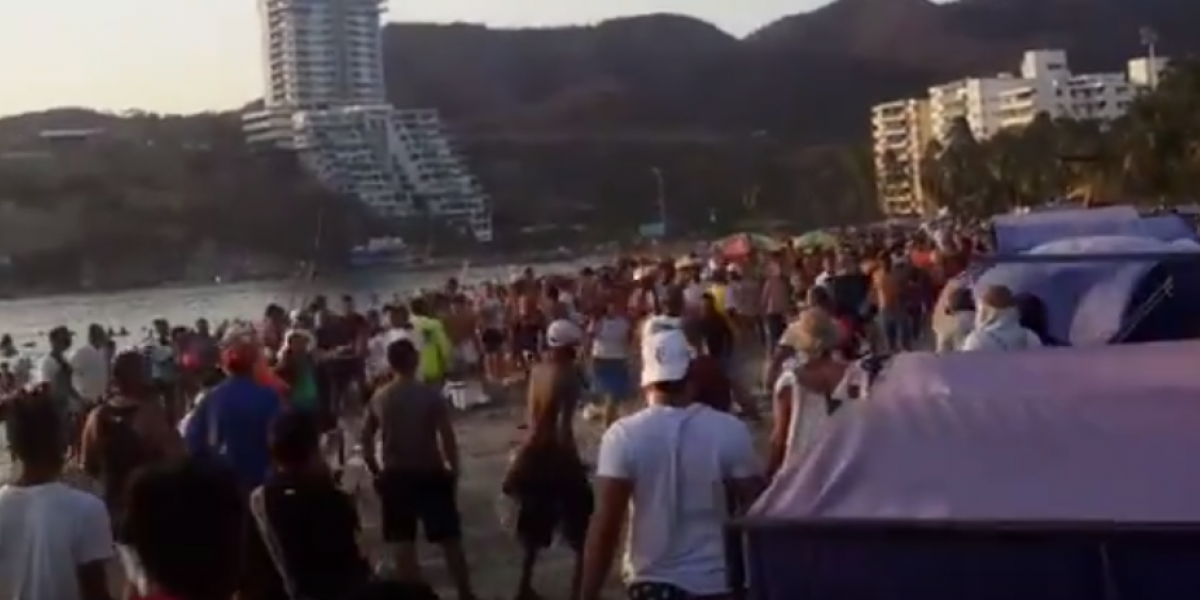 Cortesía ProRodadero Discusión entre comerciante y turista en el Rodadero