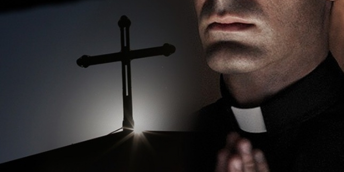Imagen de referencia Sacerdote comete pequeño error