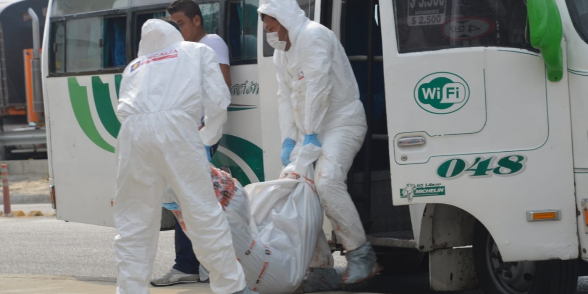 Seguimiento.co Momento en que hacen el levantamiento del cadáver del hombre asesinado.
