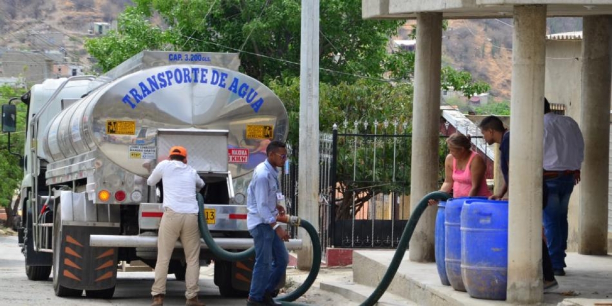 En 160 barrios de la ciudad se están abasteciendo con carrotanques. 