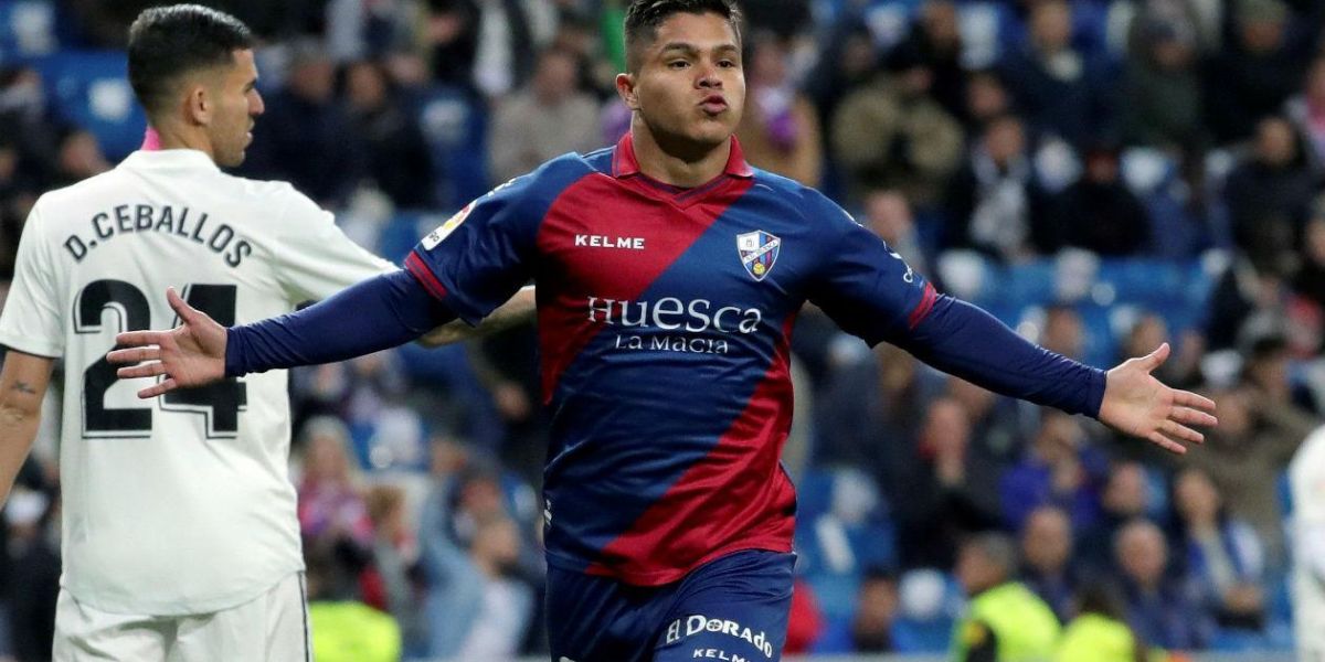 El delantero colombiano del Huesca Juan Camilo 'Cucho' Hernández celebra su gol ante el Real Madrid.