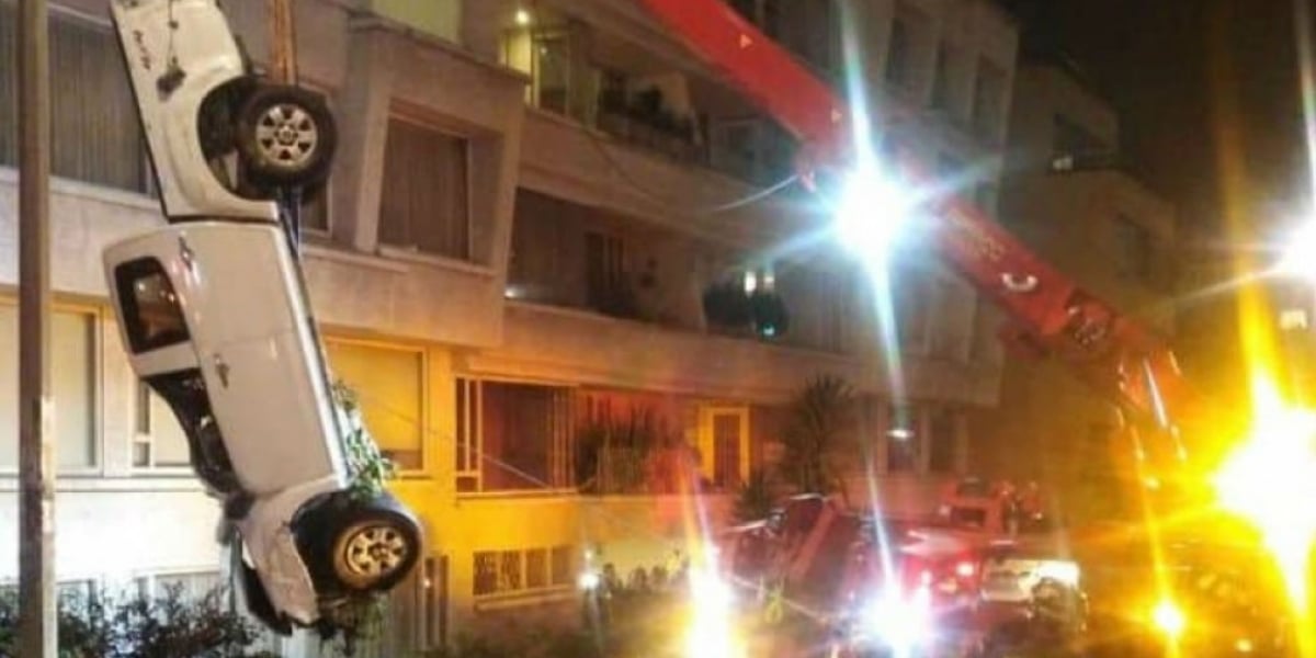 Cortesía Camioneta siendo rescatada por los Bomberos