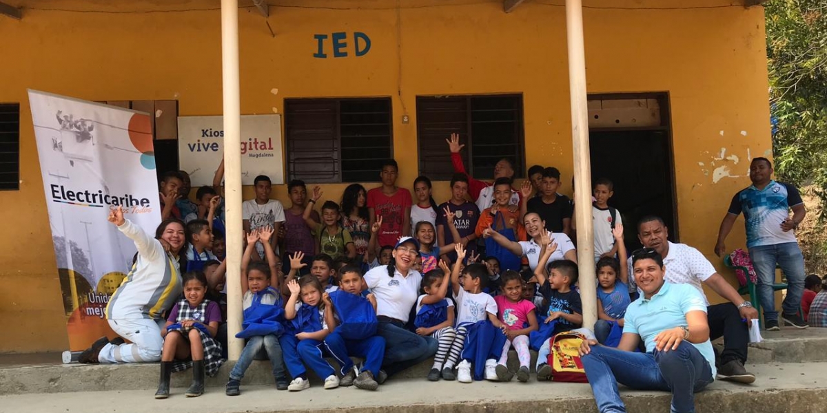 Cortesía Estudiantes reciben kits escolares en la Lisa, zona rural de Bonda